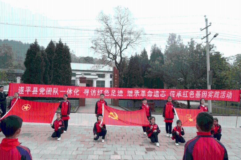 漂亮女孩清洗车